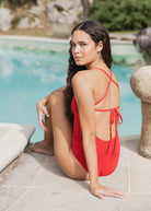 Maillot de bain pour adolescente en matière gaufrée waffle rouge col v et dos nu croisé parfait pour les activités aquatiques 