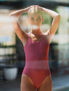 Maillot de bain une pièce rose pour jeunes filles à fines bretelles matière recyclée