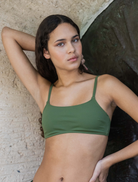 Haut de maillot de bain pour adolescente coloris vert khaki avec col arrondi et bretelles amovibles. Matière confortable et douce dotée de propriétés anti UV et fabriquée à partir de fibre végétale bio-sourcée