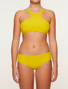 Haut de maillot de bain coloris jaune rayonnant au look sportif pour jeunes filles 
